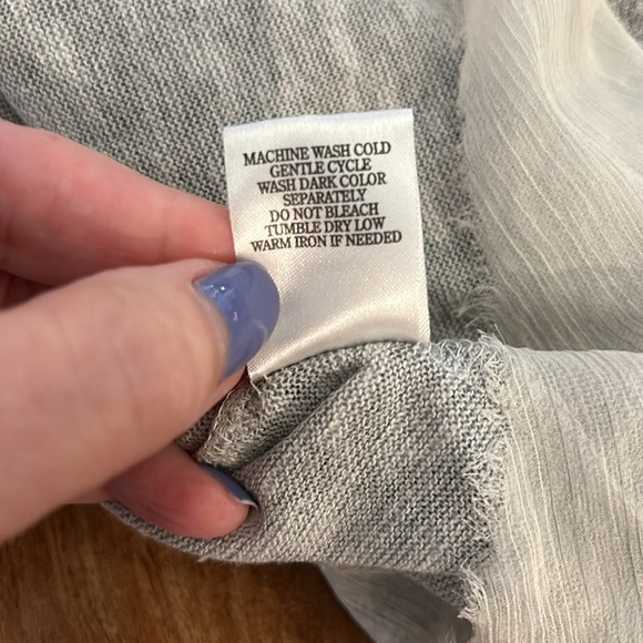 Others Follow Gray Split Back Blouse size M - Picture 7 of 8